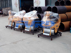 福瑞得機械5臺壓路機，一臺混凝土整平機及時發(fā)貨