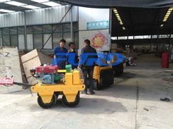 福瑞得機(jī)械手扶雙輪壓路機(jī)，二次結(jié)構(gòu)澆筑泵及時(shí)包貨